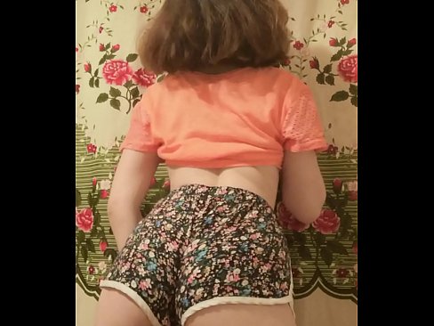 ❤️ Dhallaan yar oo sexy ah oo iska siibaysa surwaalka gaaban ee kamarada ❤❌ %so.xxxtun.ru ️❤